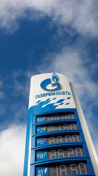 Omsk, Rusland, 6 juli 2010: Gas stations "Gazpromneft". Ontwerpelementen van corporate identity — Stockfoto