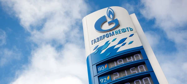 Omsk, Rosja 6 lipca 2010: stacje benzynowe "LUKOJL". Projektowania elementów identyfikacji wizualnej — Zdjęcie stockowe
