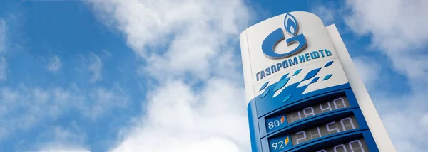 Omsk, Rusland, 6 juli 2010: Gas stations "Gazpromneft". Ontwerpelementen van corporate identity — Stockfoto