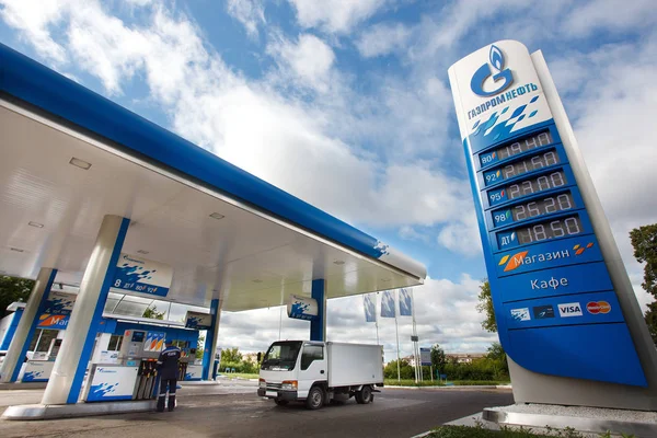 OMSK, Rusia 6 de julio de 2010: Gasolineras "Gazpromneft". Elementos de diseño de identidad corporativa —  Fotos de Stock