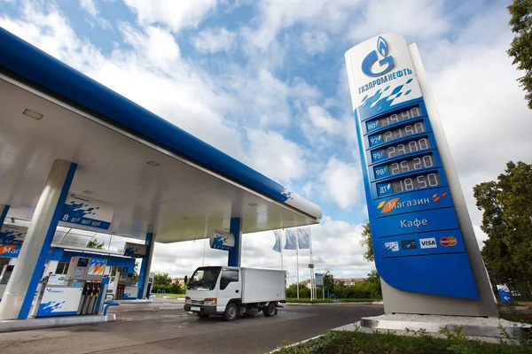 Omsk, Rusland, 6 juli 2010: Gas stations "Gazpromneft". Ontwerpelementen van corporate identity — Stockfoto