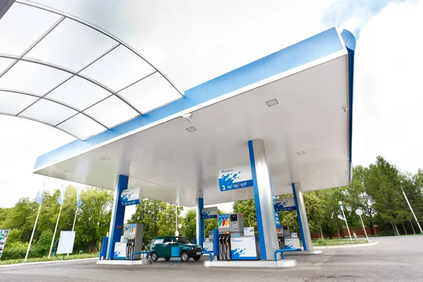 Omsk, Rusland, 6 juli 2010: Gas stations "Gazpromneft". Ontwerpelementen van corporate identity — Stockfoto