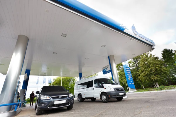 Omsk, Rusland, 6 juli 2010: Gas stations "Gazpromneft". Ontwerpelementen van corporate identity — Stockfoto