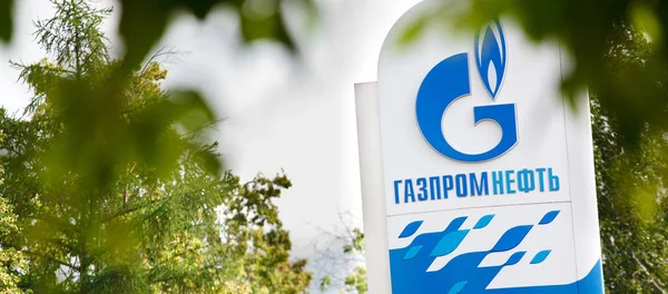 OMSK, Russia July 6, 2010: Gas stations "Gazpromneft". Design elements of corporate identity — Stock Photo, Image