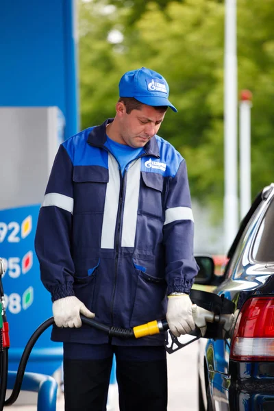 OMSK, Rusia 6 de julio de 2010: Gasolineras "Gazpromneft". Elementos de diseño de identidad corporativa —  Fotos de Stock