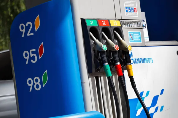 Omsk, Rusland, 6 juli 2010: Gas stations "Gazpromneft". Ontwerpelementen van corporate identity — Stockfoto