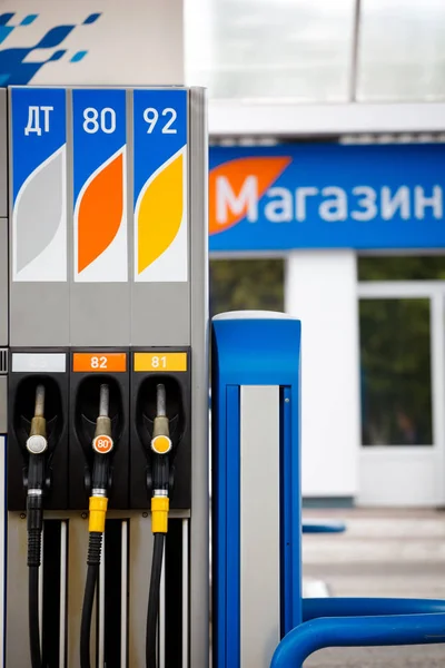 OMSK, Rússia 6 de julho de 2010: Postos de gasolina "Gazpromneft". Elementos de design da identidade corporativa — Fotografia de Stock