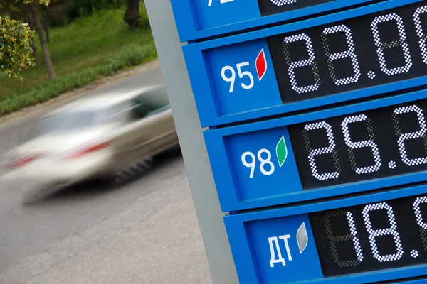 Omsk, Rusland, 6 juli 2010: Gas stations "Gazpromneft". Ontwerpelementen van corporate identity — Stockfoto