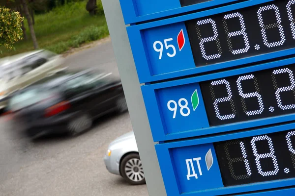 Omsk, Rosja 6 lipca 2010: stacje benzynowe "LUKOJL". Projektowania elementów identyfikacji wizualnej — Zdjęcie stockowe