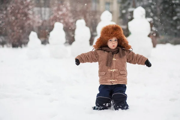 एक पुठ्ठा हिवाळ्यात चालण्यासाठी बाळ — स्टॉक फोटो, इमेज