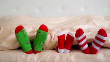 Noel çorap yatakta ailede