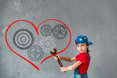  Çocuk holding büyük kırmızı anahtarı.