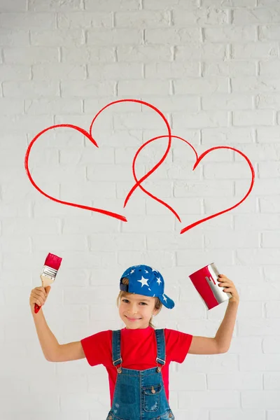 Дитина малює великі червоні серця — стокове фото