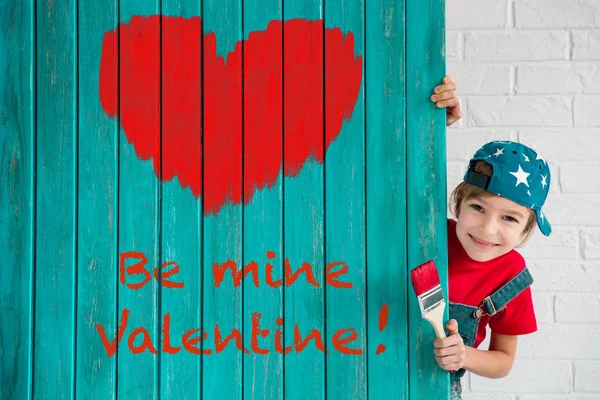 Niño pintando gran corazón rojo — Foto de Stock