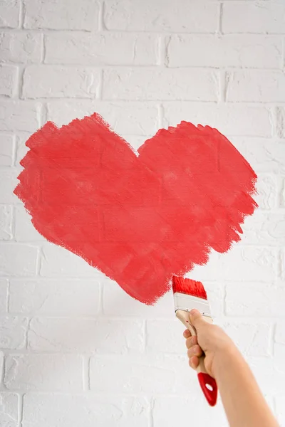 Menina pintura grande coração vermelho — Fotografia de Stock