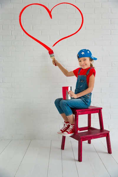 Engraçado menina pintura coração — Fotografia de Stock