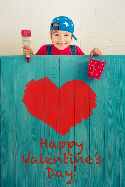 Dívka malba červené srdce a nápis — Stock fotografie