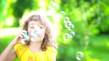 Mutlu çocuk sabun köpüğü üfleme