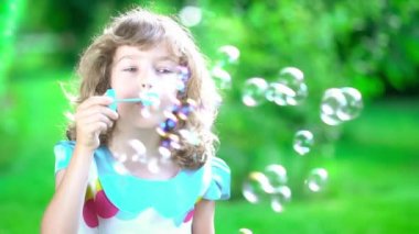 Mutlu çocuk sabun köpüğü üfleme