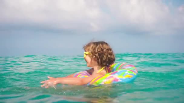 Счастливый ребенок, купающийся в море — стоковое видео