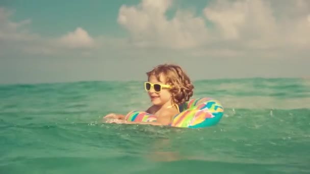 Niño feliz nadando en el mar — Vídeos de Stock