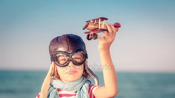 Счастливый ребенок с игрушечным самолетом — стоковое видео