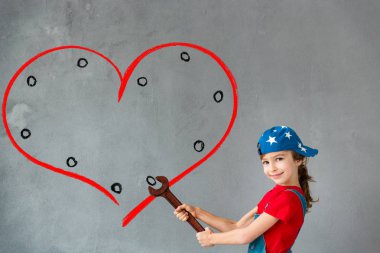 alt anahtar ile el çizilmiş kalp