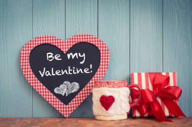 Kupası, kara tahta kalp ve hediye kutusu