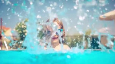 Yüzme havuzundaki çocuk