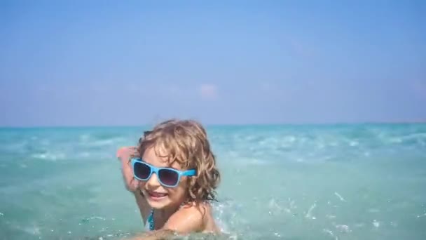 Malá roztomilá holčička v moři — Stock video