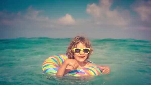 Menina bonito no mar — Vídeo de Stock