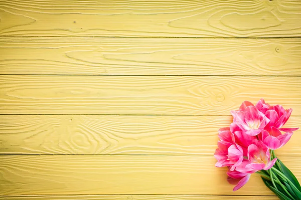 Top view of tulips on wood table — Stock Photo, Image