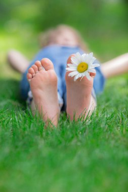 Yeşil çimenlerin üzerinde yatan insan