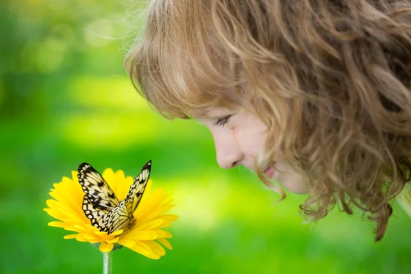 Kind spelen met vlinder buitenshuis — Stockfoto