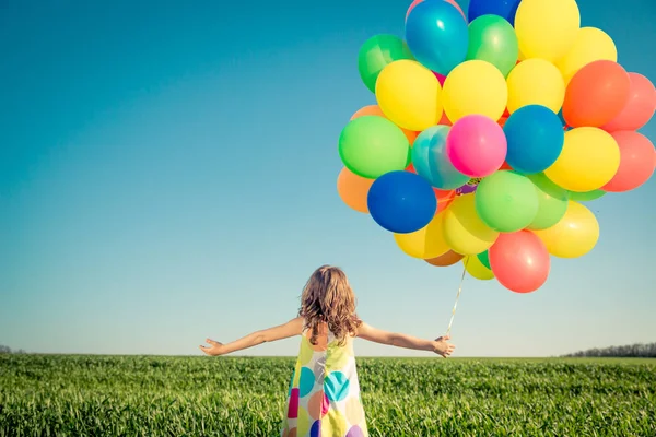 Ребенок играет с воздушными шарами на открытом воздухе — стоковое фото