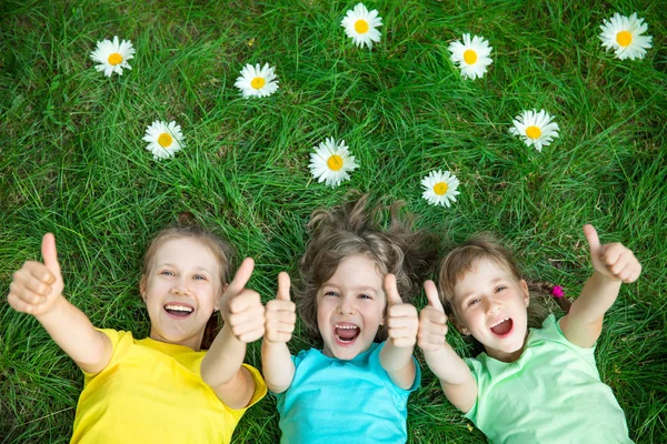 Enfants heureux jouant à l'extérieur — Photo