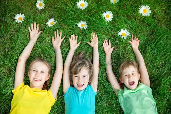 Niños felices jugando al aire libre — Foto de Stock