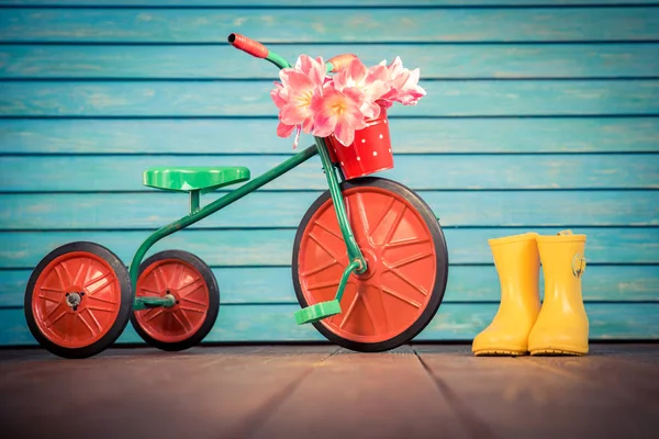 Vintage bike with bouquet of tulips — Stock Photo, Image