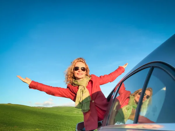 Жінка в машині на весняному полі — стокове фото