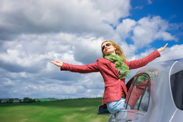 Молодая женщина в машине на поле — стоковое фото