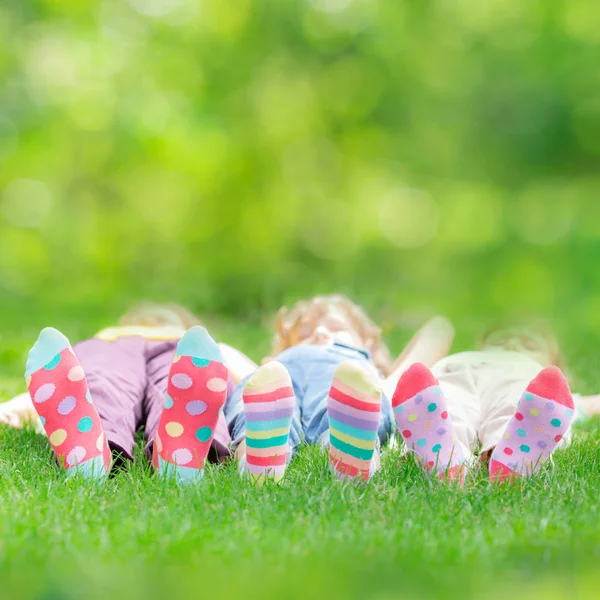 Glückliche Kinder, die draußen spielen — Stockfoto