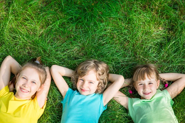 Grupo de crianças felizes brincando ao ar livre — Fotografia de Stock