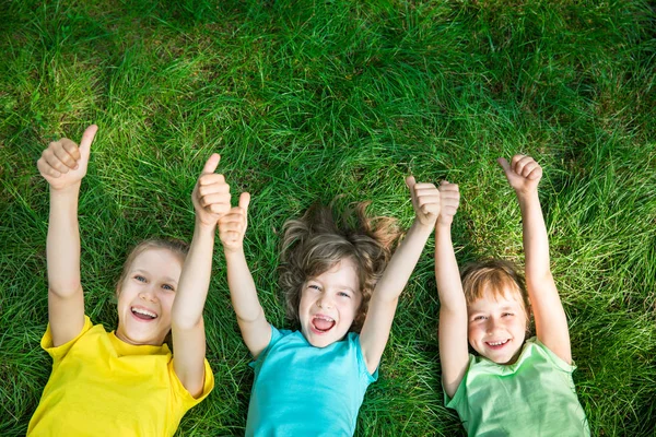 Gruppe fröhlicher Kinder beim Spielen im Freien — Stockfoto