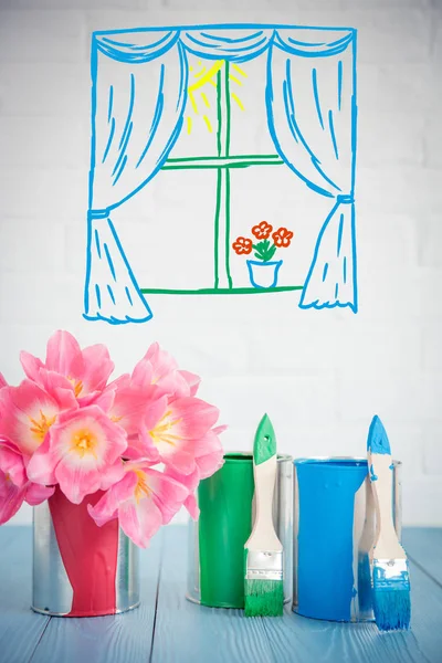 Bouquet of tulips on wood table. — Stock Photo, Image