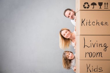 Aile yeni eve taşınma günü