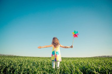 Mavi gökyüzü arka plan açık havada karşı mutlu çocuk