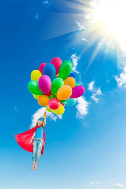 Balonlar ile oynayan süper kahraman çocuk
