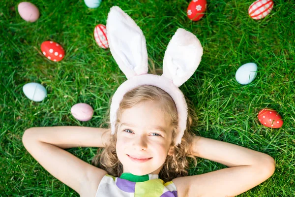 Easter bunny and eggs on green grass — Stock Photo, Image