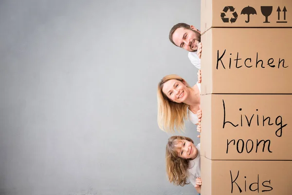 Familjens nya hem rörliga dag — Stockfoto