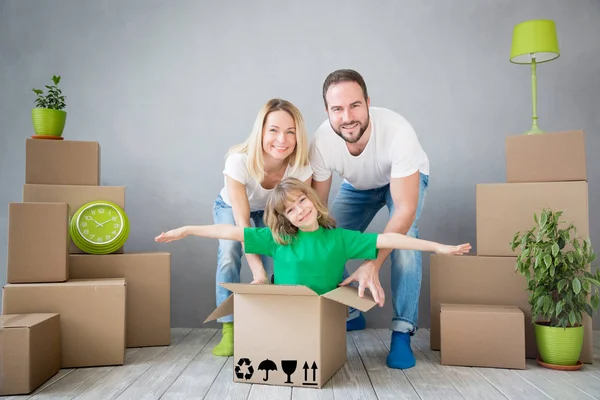 Famiglia nuova casa trasloco giorno — Foto Stock